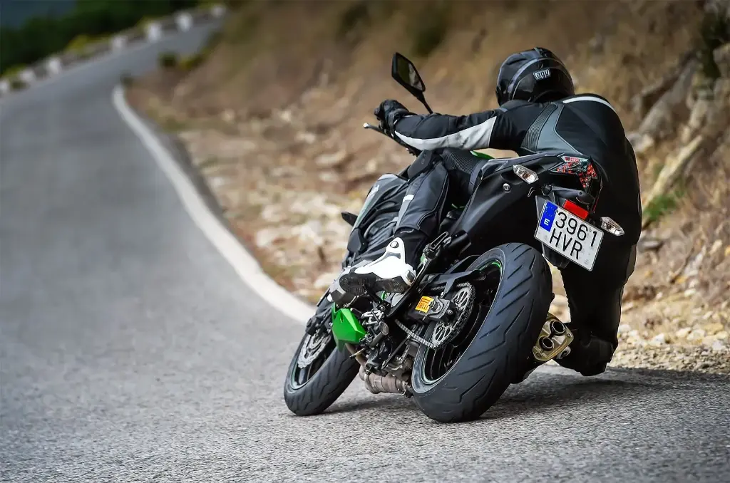 24045ZR17 Llanta Pirelli Diablo rosso III-6.webp