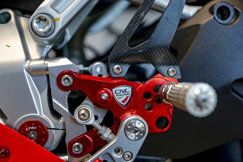 PE400PR_gear_02.webp