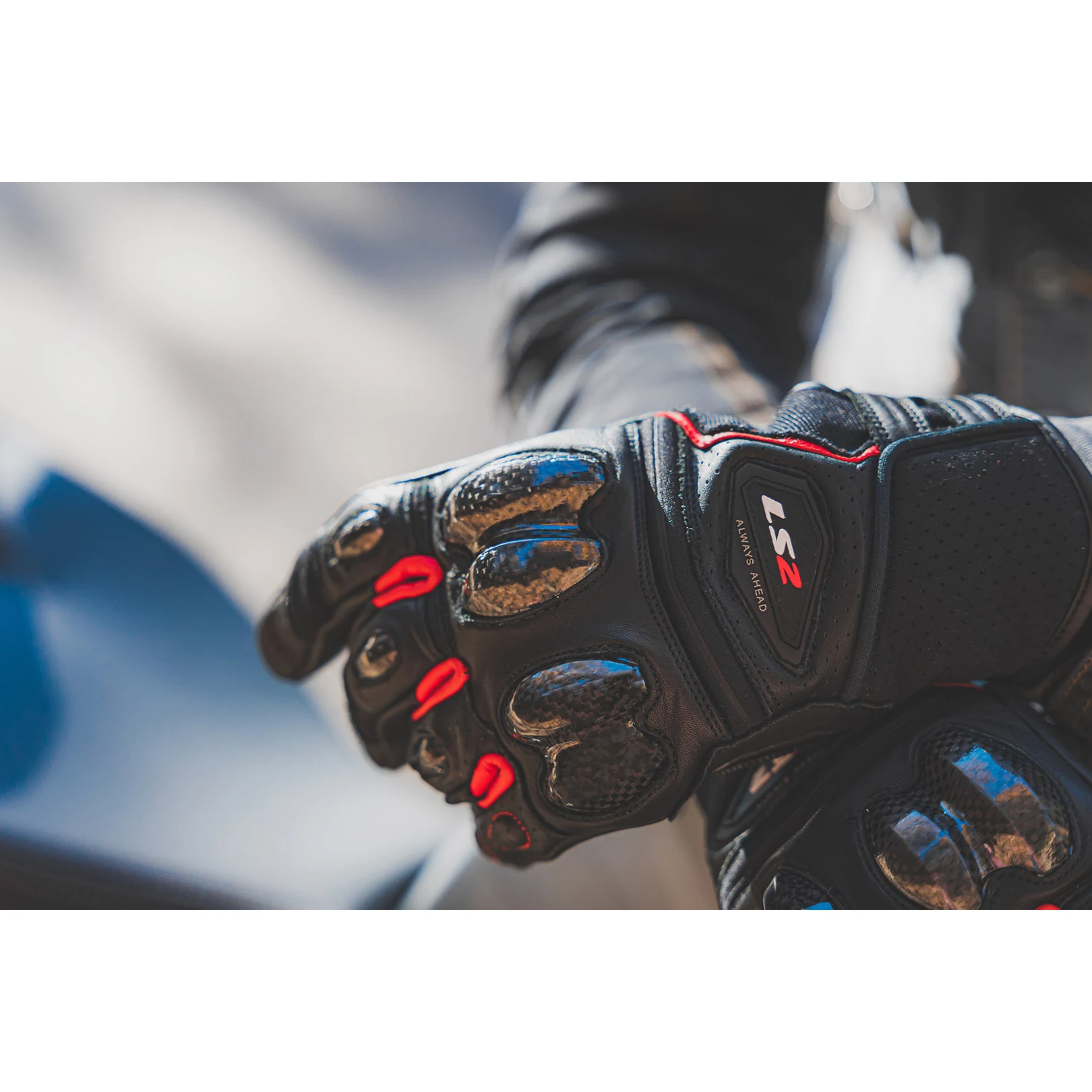 Guantes LS2 Spark II Leather Negro/Rojo - en uso