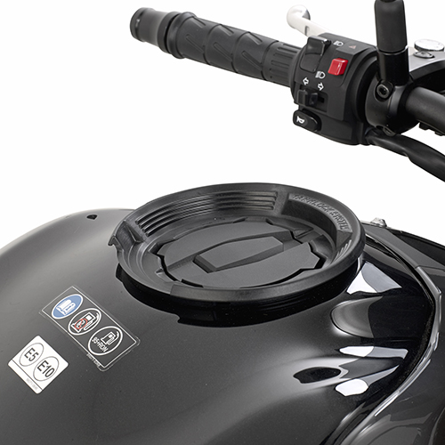 [BF28] Soporte Maleta Tankbag Givi TankLock Kawasaki Z650 17